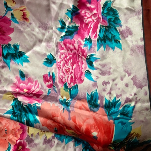 Heyin silk scarf - Picture 10 of 12